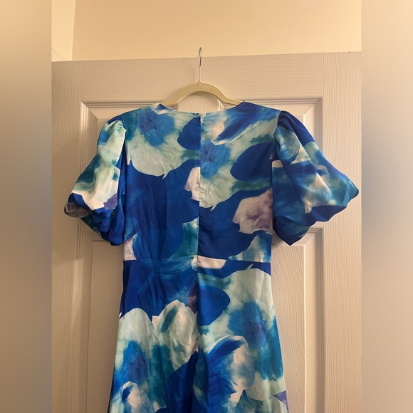 NEW! TOPERTH BLUE FLORAL V-NECK TWIST ACCENT MIDI DRESS - Picture 5 of 6